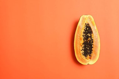Taze sulu yarıya papaya mercan arka plan, üst görünümü. Metin için alan