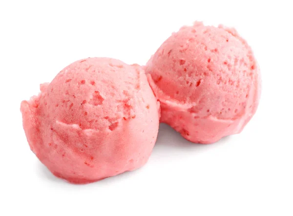 Colheres de delicioso sorvete de morango no fundo branco — Fotografia de Stock