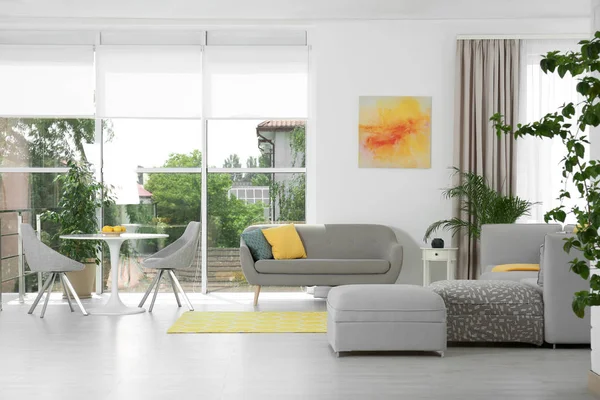 モダンな家具とスタイリッシュな内装のリビングルームが備わります。インテリアのための色のアイデア — ストック写真