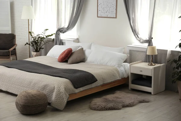 Стильна сучасна спальня з декоративними елементами. Ідея дизайну інтер'єру — стокове фото