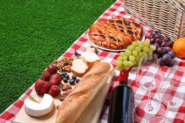 Muchos productos diferentes en manta de picnic a cuadros — Foto de Stock