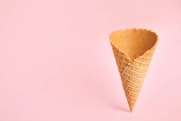 Prázdný zmrzlinový kužel na růžovém podkladu. Místo pro text — Stock fotografie