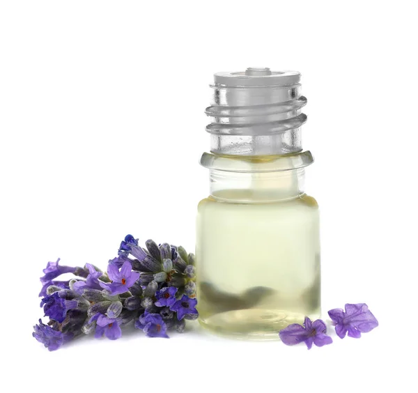 Butelka z naturalnym olejku lawendowego i kwiatów na białym tle — Zdjęcie stockowe