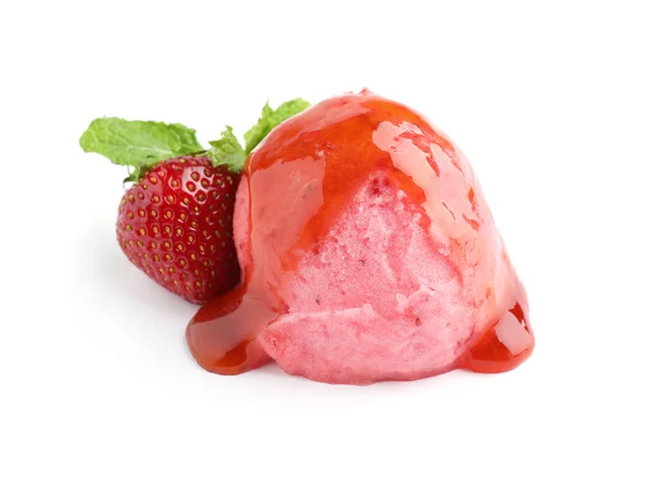 Una cucharada de delicioso helado de fresa con almíbar, menta y baya fresca sobre fondo blanco — Foto de Stock