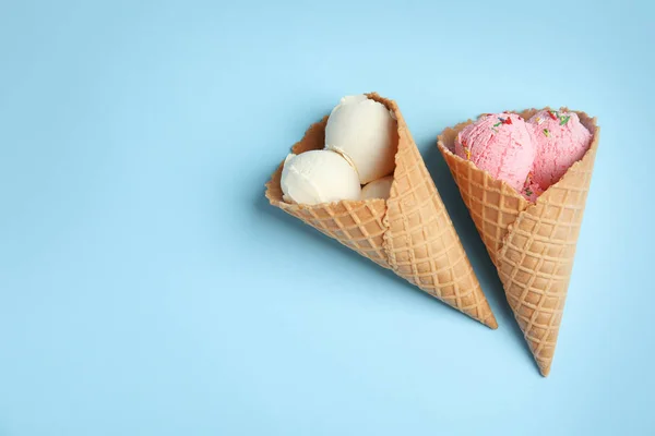 Finom fagylaltok ostya kúpok, kék háttér, lapos feküdt. Szóköz a szöveghez — Stock Fotó