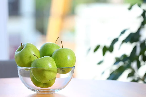 Skål med färska gröna äpplen på bordet inomhus. Utrymme för text — Stockfoto