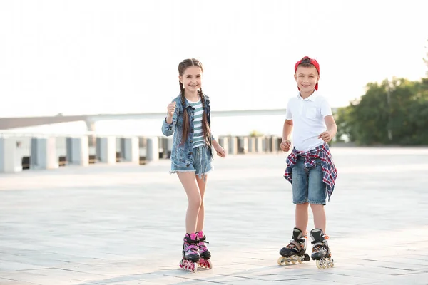 Маленькі діти катаються на роликах на міській вулиці — стокове фото