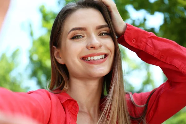 Feliz joven mujer tomando selfie en el parque — Foto de Stock