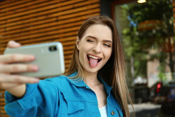 Feliz joven mujer tomando selfie en la calle de la ciudad — Foto de Stock