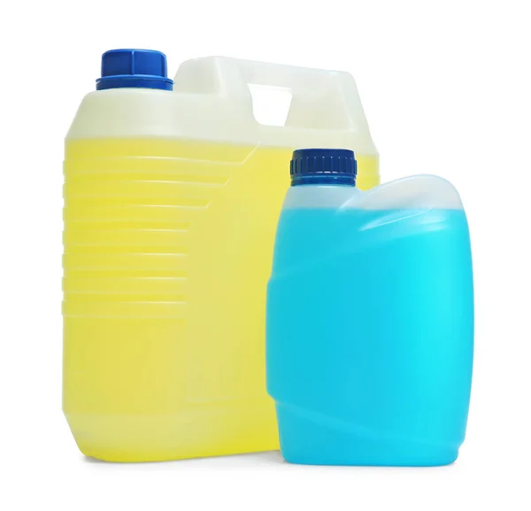 Recipientes de plástico con diferentes líquidos para coche sobre fondo blanco —  Fotos de Stock