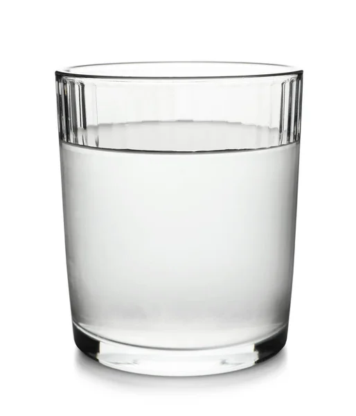 Vaso de agua fría y clara sobre fondo blanco. Bebida refrescante — Foto de Stock