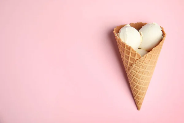 Lahodná vanilková zmrzlina v okového kuželu na růžovém pozadí, pohled shora. Místo pro text — Stock fotografie
