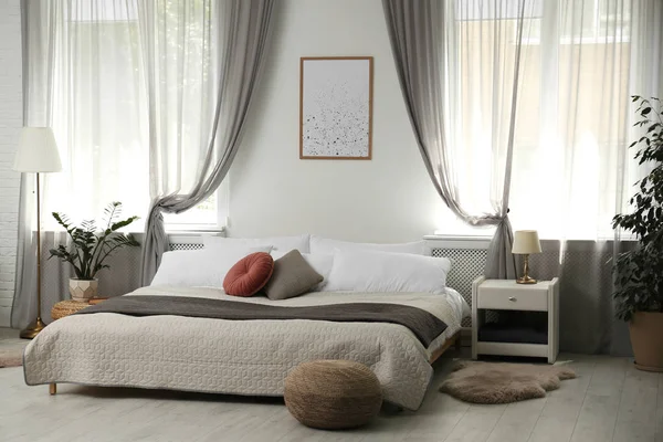 Stylowa, Nowoczesna sypialnia z elementami dekoracyjnymi. Pomysł na projektowanie wnętrz — Zdjęcie stockowe