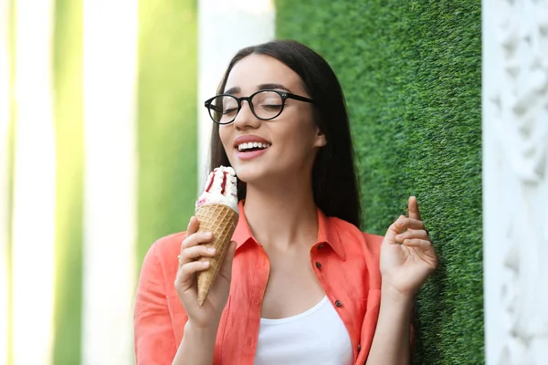 幸せな若いです女性とともにおいしいアイスクリームでワッフルコーン屋外 — ストック写真