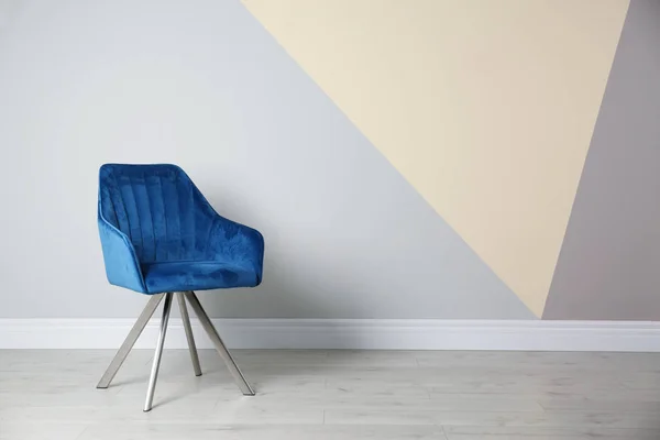 Blå modern stol för inredningsdesign på trägolv på Color Wall — Stockfoto