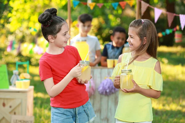 Niñas lindas con limonada natural en el parque. Bebida refrescante de verano — Foto de Stock