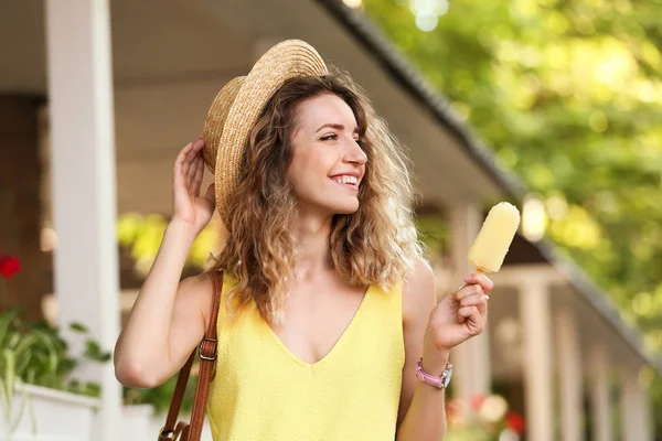 Mujer joven feliz con delicioso helado al aire libre — Foto de Stock