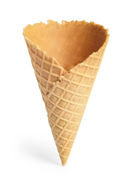 Cono de helado de oblea vacío sobre fondo blanco — Foto de Stock