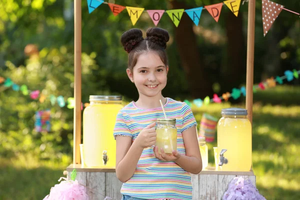 Söt liten flicka med naturlig lemonad i parken. Sommar uppfriskande drink — Stockfoto