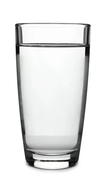 Beyaz arka planda soğuk berrak su bir bardak. Serinletici içecek — Stok fotoğraf
