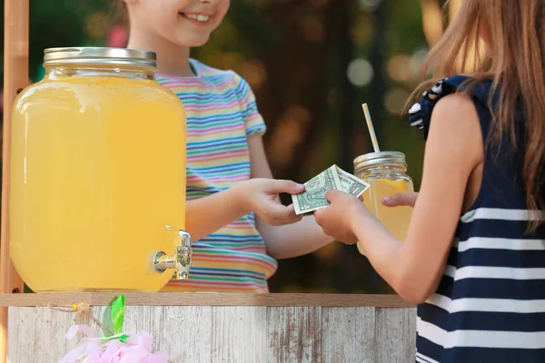 Liten flicka som säljer naturlig lemonad till Kid i Park, närbild. Sommar uppfriskande drink — Stockfoto