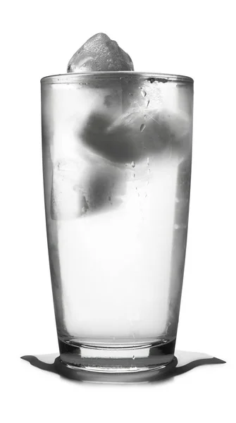 Стакан холодной чистой воды со льдом на белом фоне. Освежающий напиток — стоковое фото