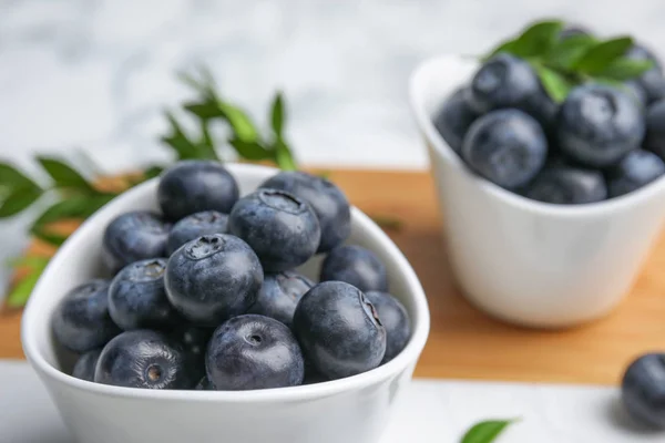 Bol de savoureux bleuets frais à bord, gros plan. Espace pour le texte — Photo