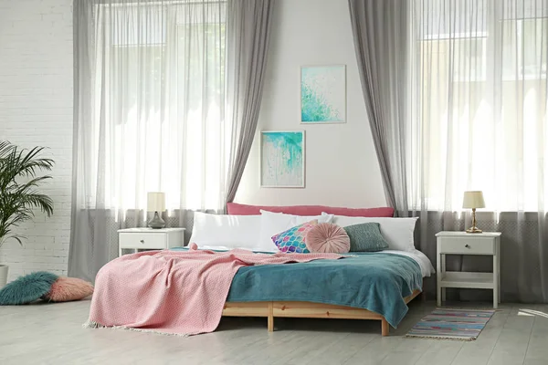 Elegante quarto moderno com elementos decorativos. Idéia para design de interiores — Fotografia de Stock
