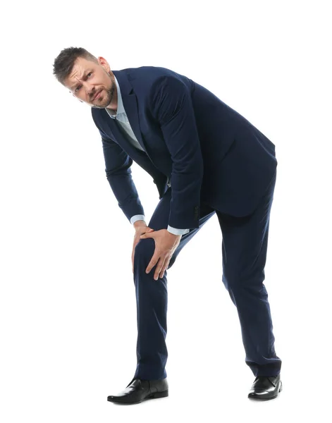Pełna długość Portret biznesmen mający problemy kolana na białym tle — Zdjęcie stockowe