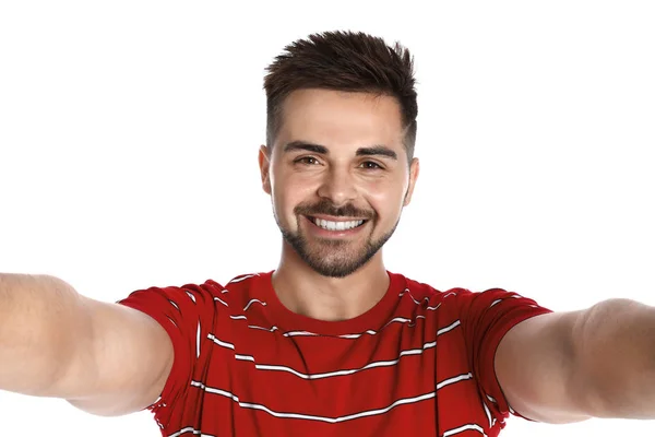Felice giovane uomo prendendo selfie su sfondo bianco — Foto Stock