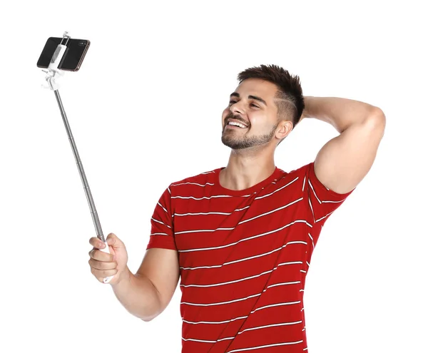 Jeune homme heureux prenant selfie sur fond blanc — Photo