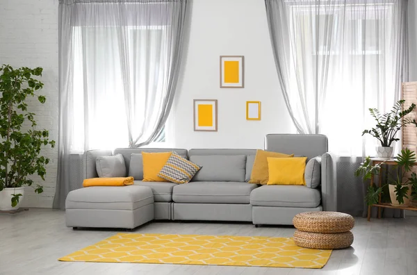 Wohnzimmer mit bequemem Sofa und stilvollem Dekor. Idee für den Innenausbau — Stockfoto