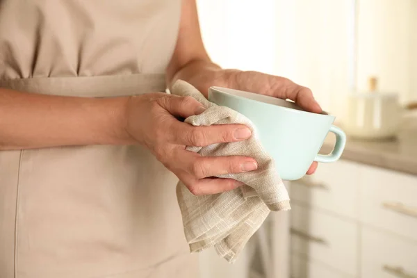 Mujer limpiando taza con toalla en la cocina, primer plano — Foto de Stock