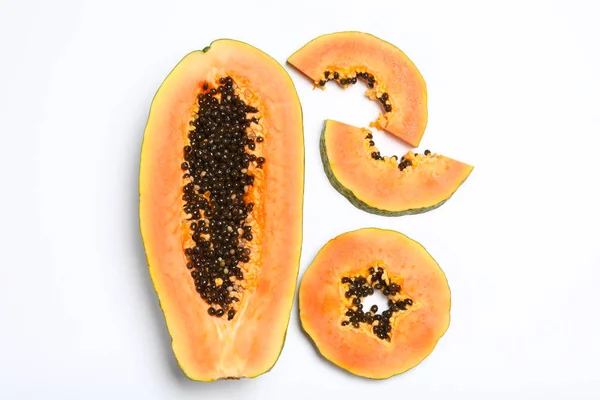 Papaya cortada jugosa fresca sobre fondo blanco, vista superior — Foto de Stock