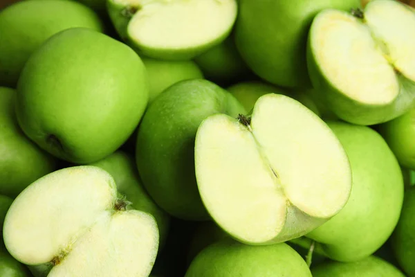 Manzanas verdes maduras frescas como fondo, vista de cerca —  Fotos de Stock