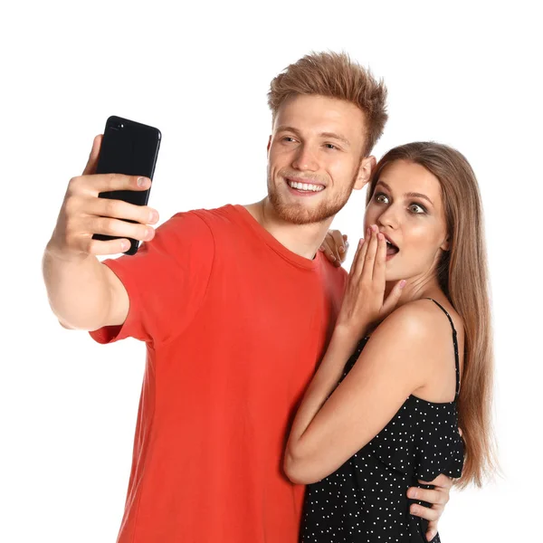 Feliz jovem casal tomando selfie no fundo branco — Fotografia de Stock