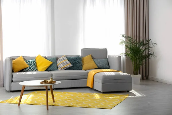 Elegante salón interior con cómodo sofá. Espacio para texto — Foto de Stock