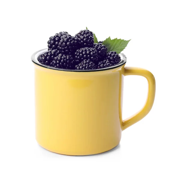 Yellow metal cup of tasty blackberries with leaves on white background — Stock Photo, Image