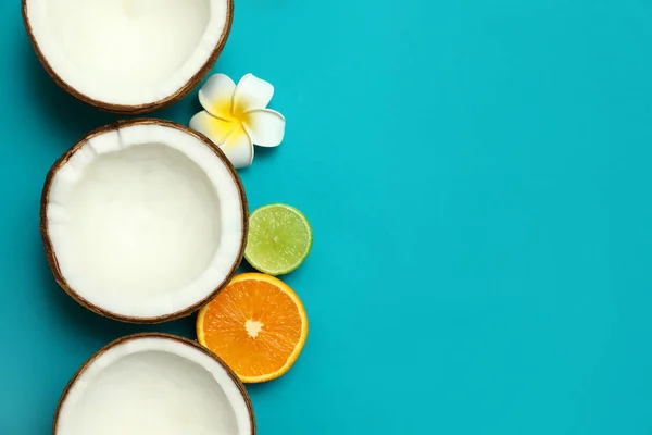 Composición plana con mitades de coco fresco sobre fondo azul. Espacio para texto — Foto de Stock