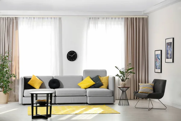 Стильный интерьер гостиной с удобным диваном. Пространство для текста — стоковое фото