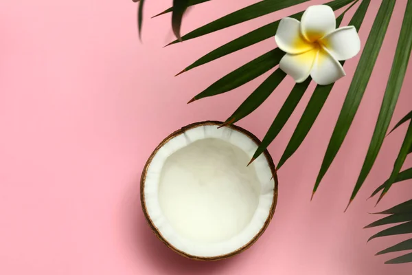 Flat Lay komposition med färsk kokos halv på rosa bakgrund — Stockfoto