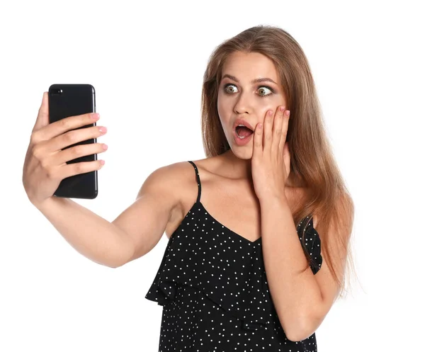Beyaz arka planda selfie çeken şaşıran genç kadın — Stok fotoğraf