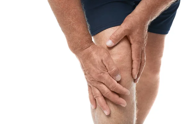 Homem sênior com problemas no joelho no fundo branco, close-up — Fotografia de Stock