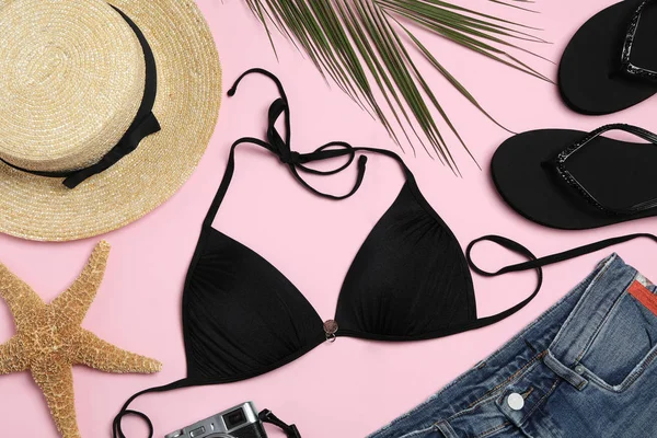 Composizione flat lay con accessori da spiaggia alla moda su sfondo rosa — Foto Stock