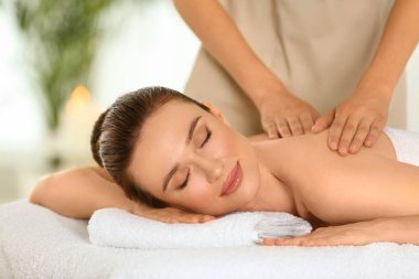 Güzel genç bir kadın masaj salonundan zevk alıyor.