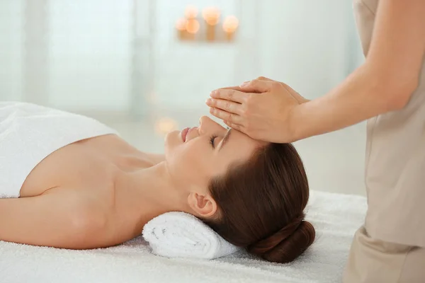 Mulher bonita desfrutando de massagem no salão de spa — Fotografia de Stock
