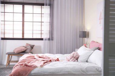 Rahat çift kişilik yatak ve pencere jaluzi ile modern oda iç