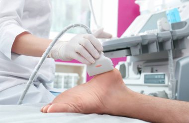 Doktor hastanın ayak klinik, çekim ultrason muayene