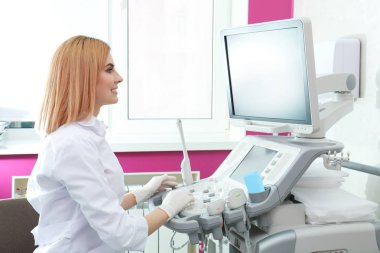 Doktor, çalışma alanında ultrason teşhisi sonuçlarını analiz ediyor. Metin alanı
