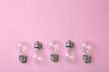 Pembe arka planda yeni akkor lamba ampuller, üst görünüm. Metin alanı